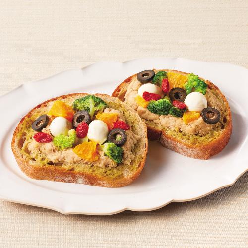 〈サントピア〉ツナとモッツァレラチーズのオープンサンド