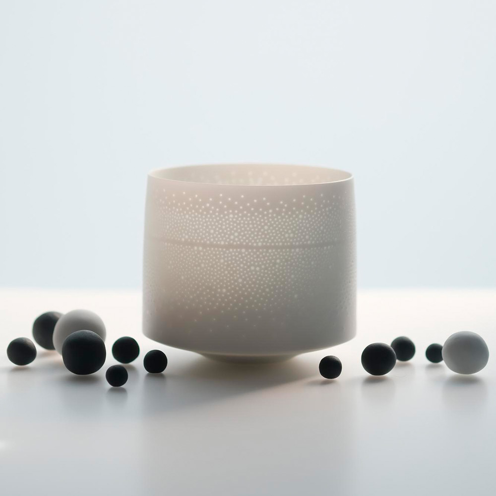 ＜新里 明士＞光器と白黒珠のコンポジション