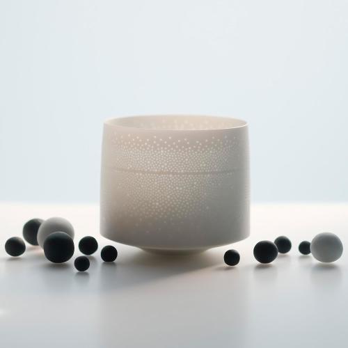 ＜新里 明士＞光器と白黒珠のコンポジション