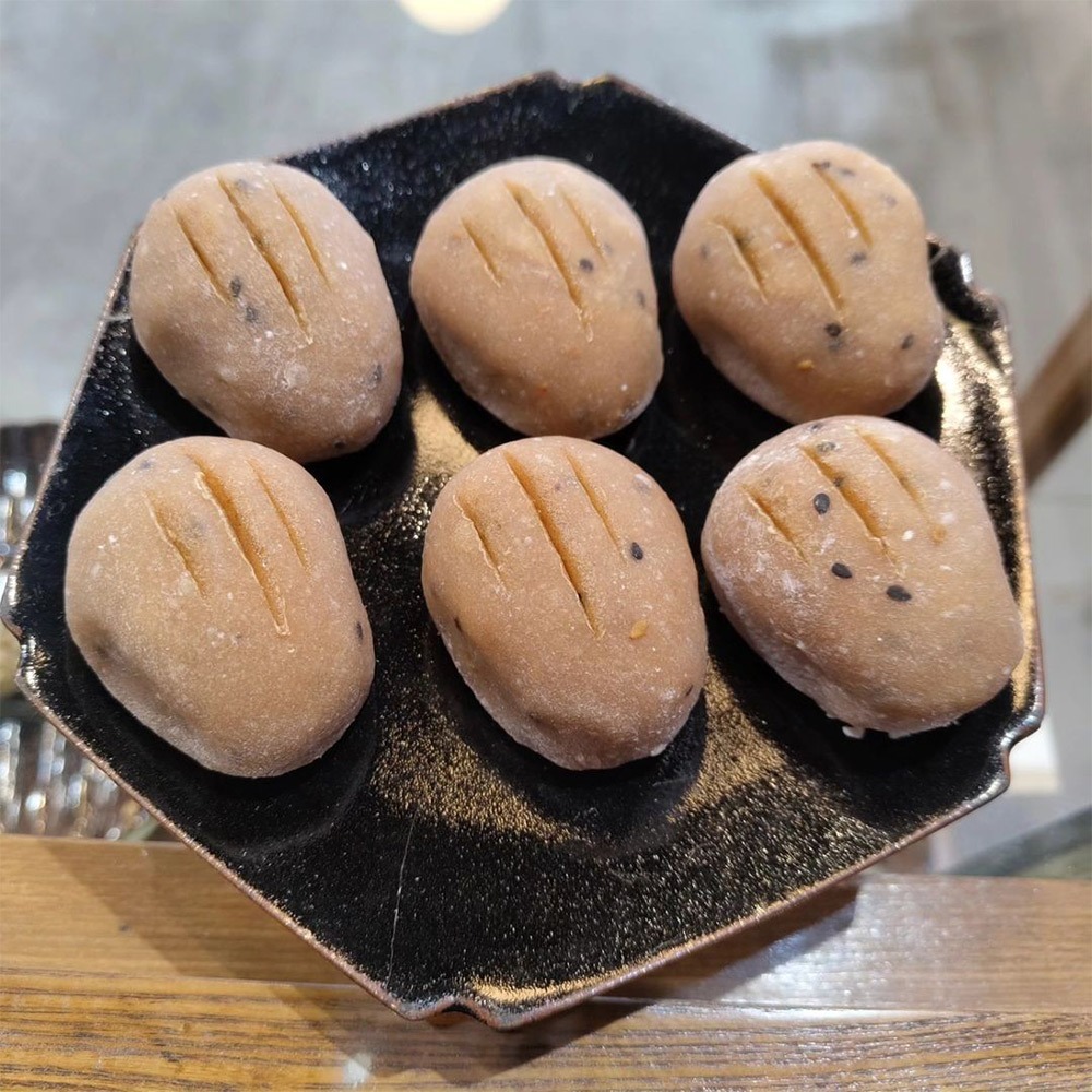 【店頭受取／日本橋店】＜まるに抱き柏＞亥の子餅 3個入【10月23日（金）午後4時30分～午後7時】