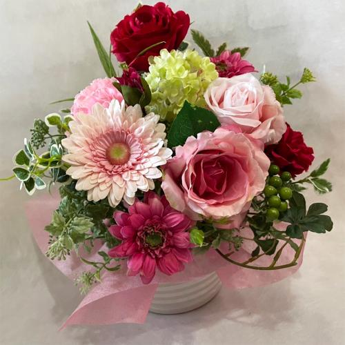 フラワーアーティストが作るおまかせ生花アレンジメント（レッド・ピンク系）