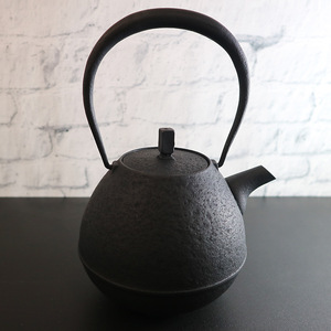 高島屋　南部鉄器花瓶と猿フック2個セット 高島屋 南部鉄器花瓶と猿フック2個セット