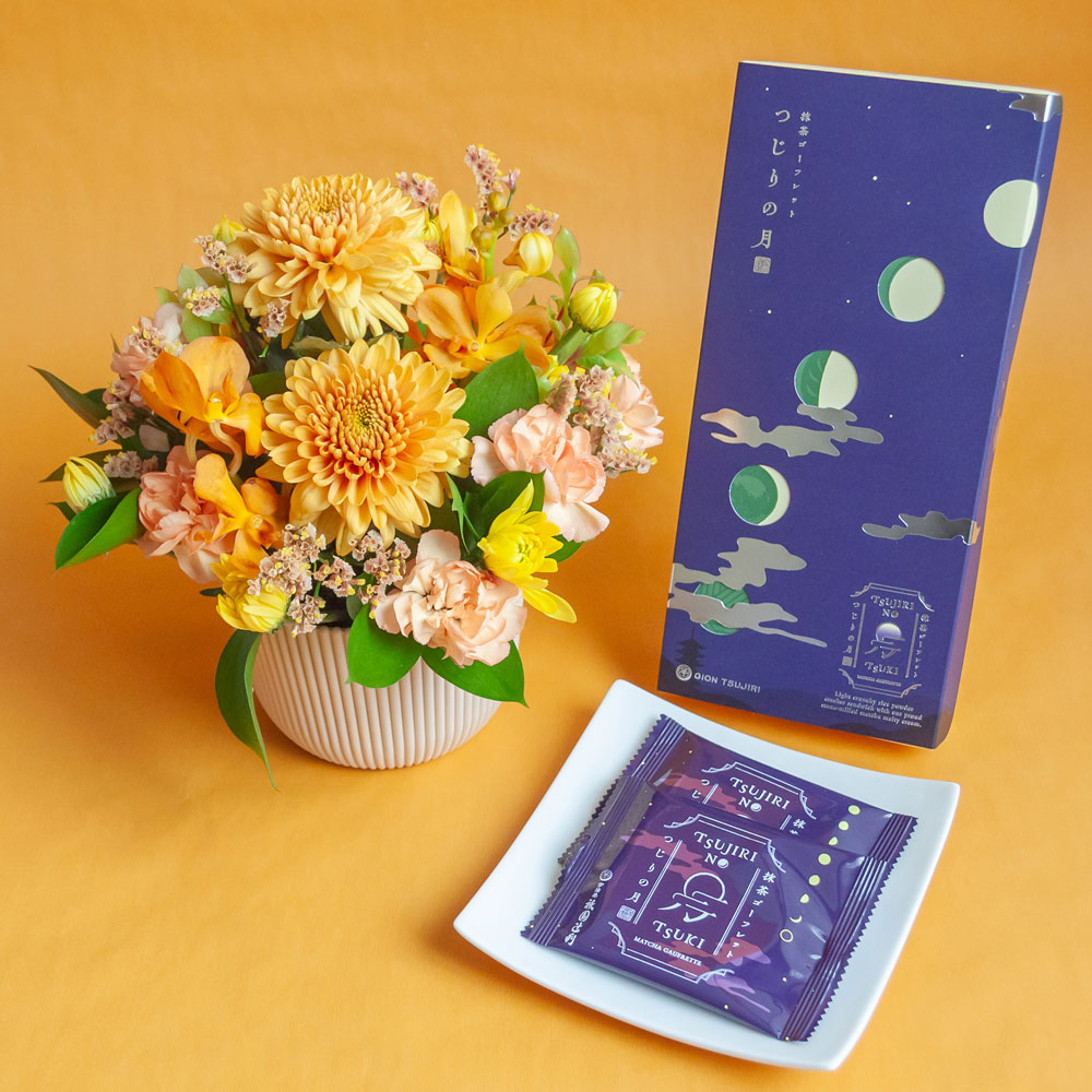 【敬老の日】生花アレンジメント 杏（anzu）＆祇園辻利「抹茶ゴーフレットつじりの月」セット