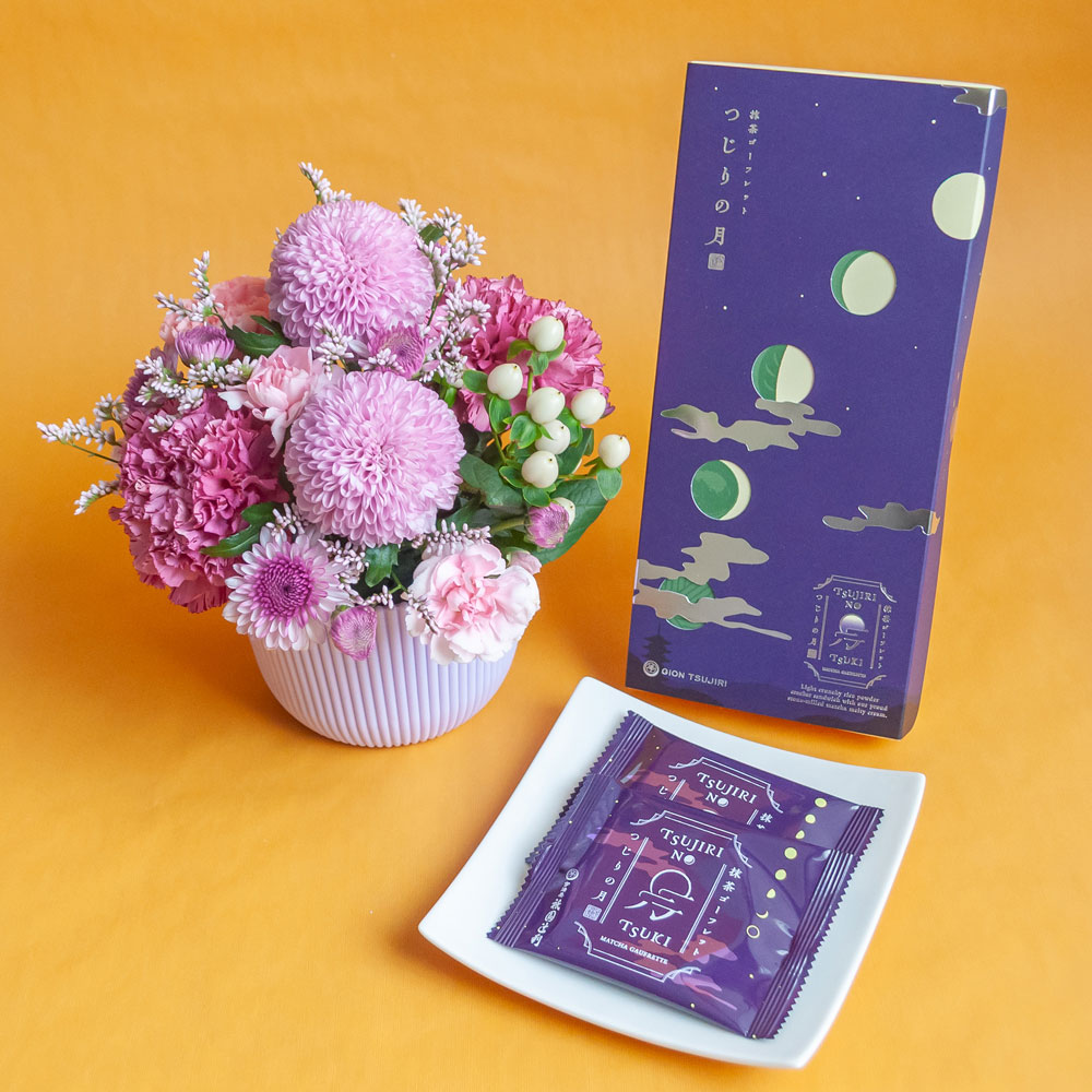 【敬老の日】生花アレンジメント 桃（momo）＆祇園辻利「抹茶ゴーフレットつじりの月」セット