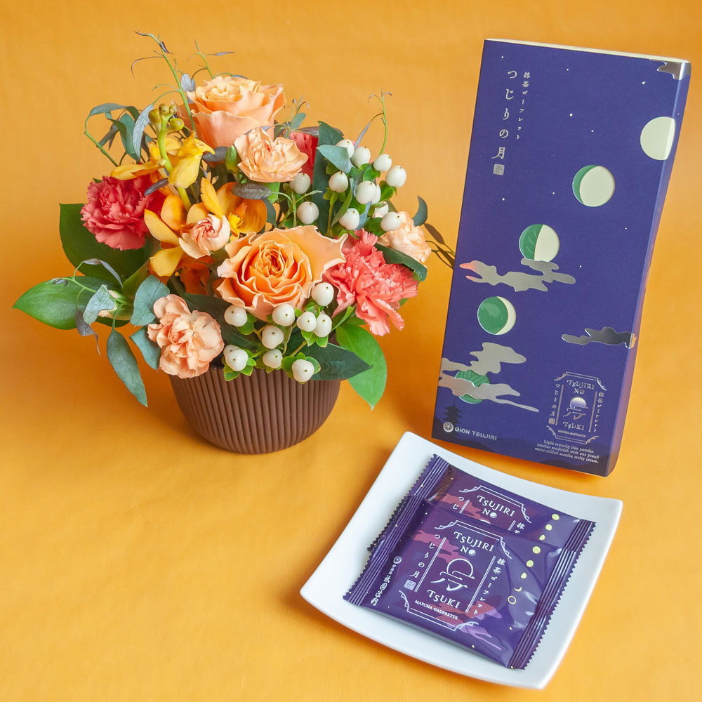 【敬老の日】生花アレンジメント 橙（daidai）＆祇園辻利「抹茶ゴーフレットつじりの月」セット