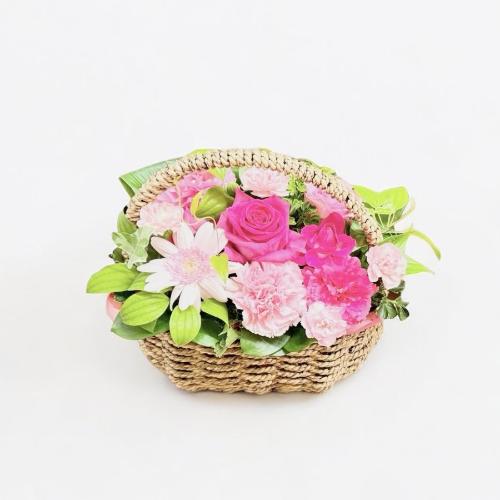 お花畑のような花カゴアレンジメント ピンク