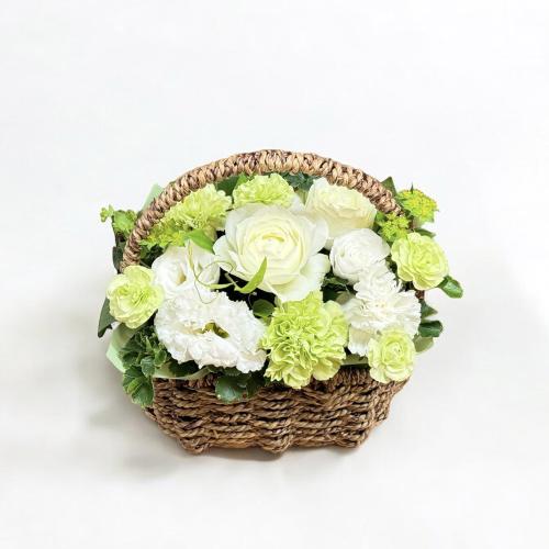 お花畑のような花カゴアレンジメント ホワイト&グリーン