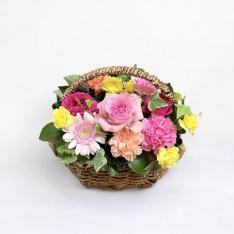 お花畑のような花カゴアレンジメント ミックスカラー