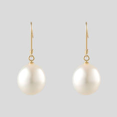 K18南洋白蝶真珠ホワイト系ピアス