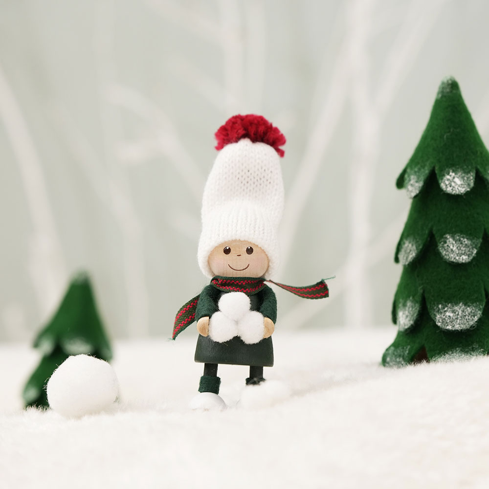 雪遊びをする男の子