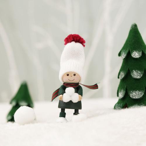 雪遊びをする男の子