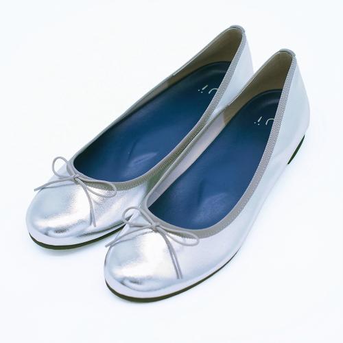 足のアーチをサポートするシューズ　ライトシルバー　22.5cm→26.0cm