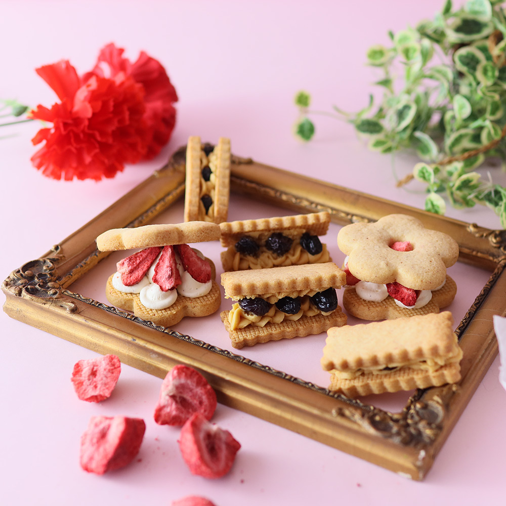 【母の日】花咲くフルリールと優雅なレクタン～母の日限定赤色缶～