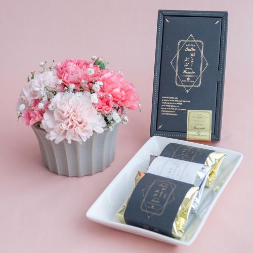 【母の日】生花アレンジメント　カーネーション　アレグレア（ピンク）＆宇治茶「祇園辻利」がとーぶぶ　抹茶フィナンシェ、ほうじ茶フィナンシェセット