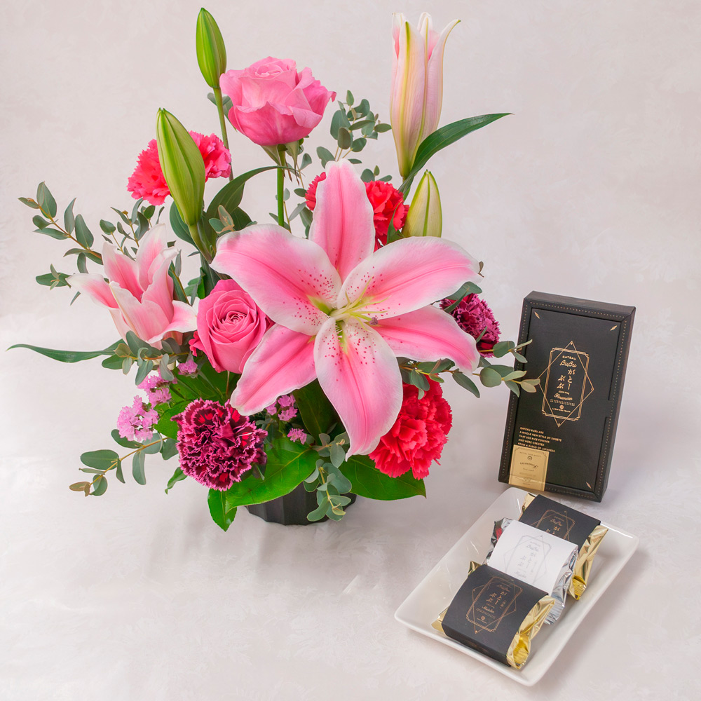 【母の日】生花アレンジメント　山科（やましな）＆宇治茶「祇園辻利」がとーぶぶ　抹茶フィナンシェ、ほうじ茶フィナンシェセット