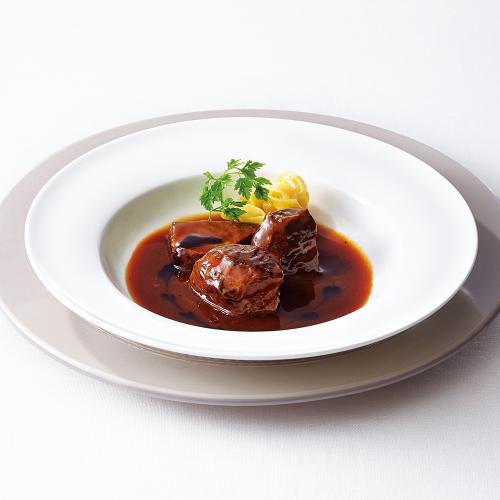〈東京・日本橋 アサヒナガストロノーム〉牛タンと牛ホホ肉の特製ビーフシチュー 赤ワインとビーツのソース添え
