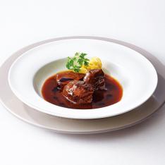 〈東京・日本橋　アサヒナガストロノーム〉牛タンと牛ホホ肉の特製ビーフシチュー 赤ワインとビーツのソース添え