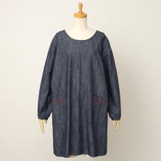<ドゥ ラ>デニム×刺しゅう 割烹着