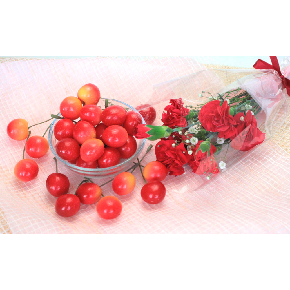 【母の日】さくらんぼとカーネーションミニ花束