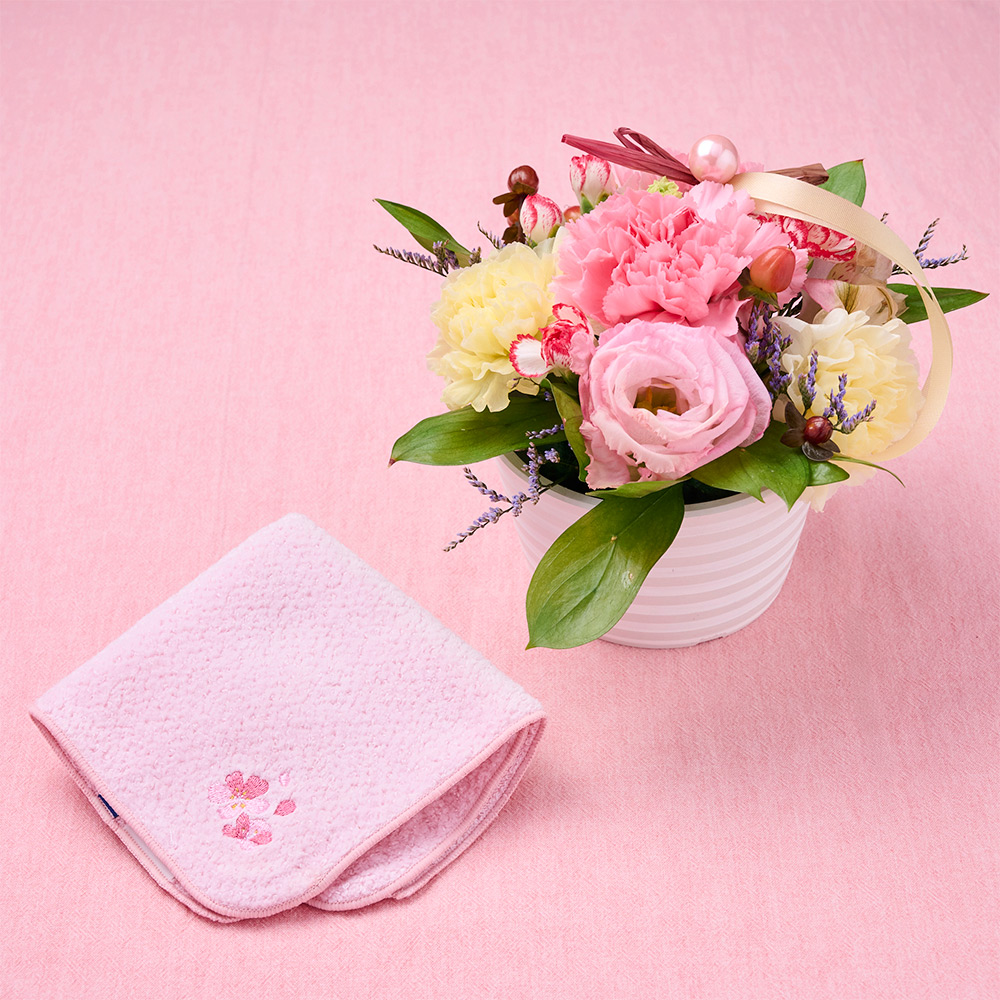 【母の日】生花アレンジメントとハンカチ