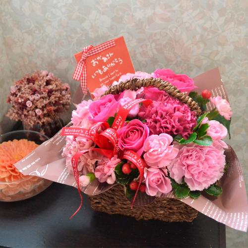 【母の日】母の日限定アレンジメント（取っ手付きバスケット入り）