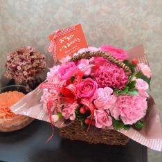 【母の日】母の日限定アレンジメント（取っ手付きバスケット入り）