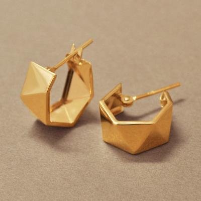 片側12個計24個の天然ダイヤモンドをあしらった贅沢なフープピアス