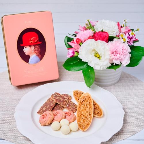 【母の日】生花アレンジメントと赤い帽子エレガント