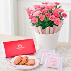 【母の日】生花　カーネーションとあまおうチーズサンド