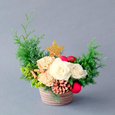 2024 green×whiteのクリスマスアレンジメント③ クリスマスのツリー風アレンジメント - クリスマスフラワー｜｜花や