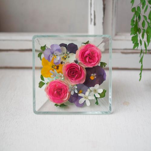 【母の日】ボトルフラワー　バラとヴィオラ（スクエアS）