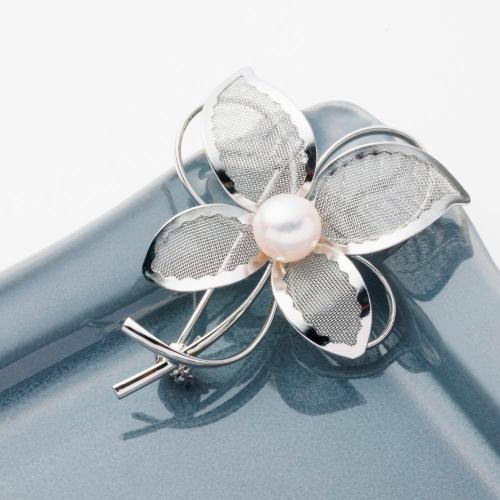 【母の日】フラワーモチーフ 7.5mm珠 あこや真珠ブローチ