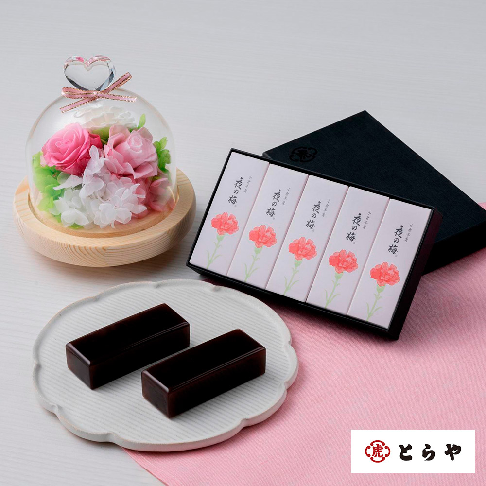 【母の日】ハートガラスドームプリザーブドピンク＆＜とらや＞母の日パッケージ小形羊羹5本入