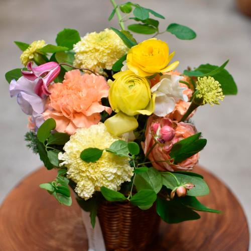 【母の日】＜Bubu（ブブ）＞生花アレンジメント「バスケットイエローオレンジ」S