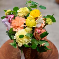 【母の日】＜Bubu（ブブ）＞生花アレンジメント「バスケットイエローオレンジ」S