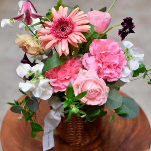 【母の日】＜Bubu（ブブ）＞生花アレンジメント「バスケットピンク」S