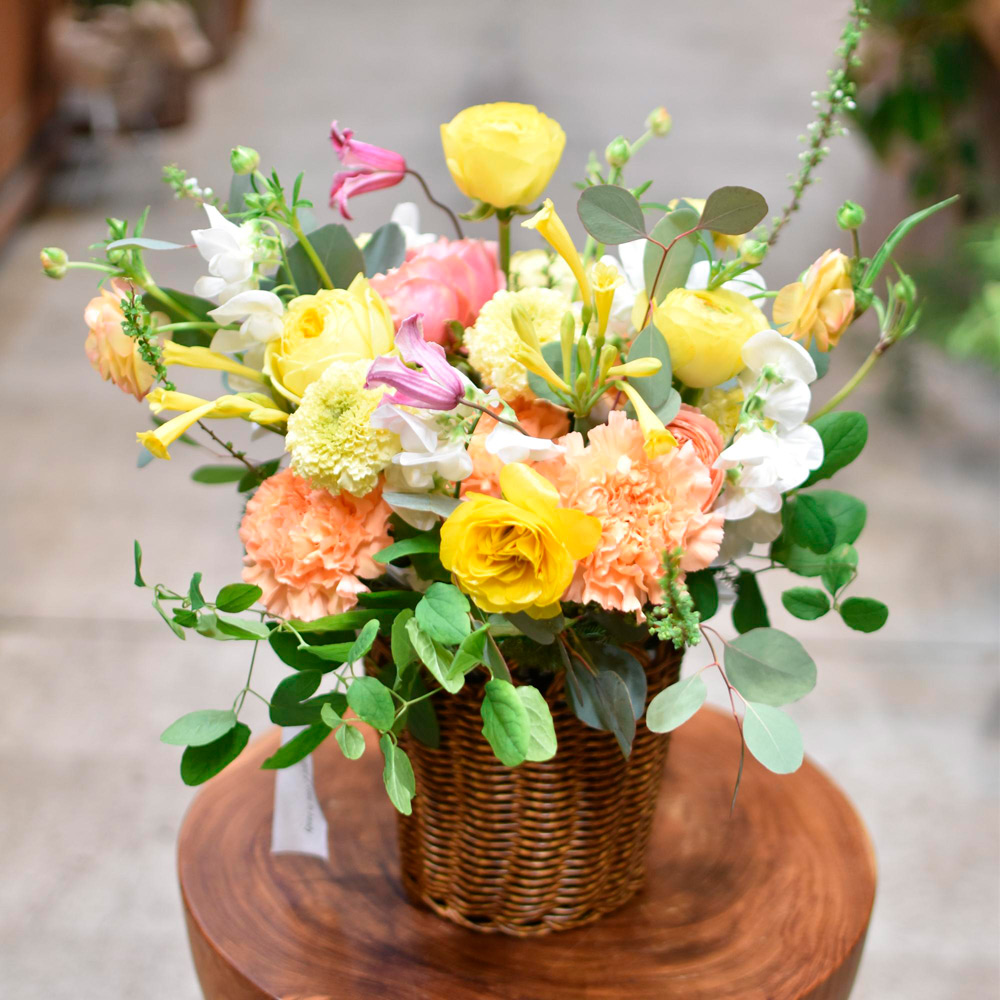 【母の日】＜Bubu（ブブ）＞生花アレンジメント「バスケットイエローオレンジ」L