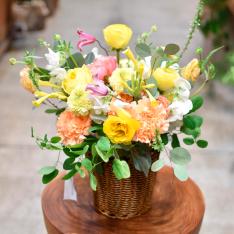 【母の日】＜Bubu（ブブ）＞生花アレンジメント「バスケットイエローオレンジ」L