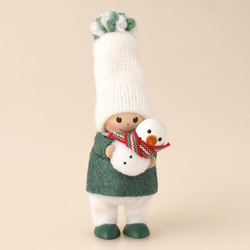 雪ダルマオーナメントを持つ男の子