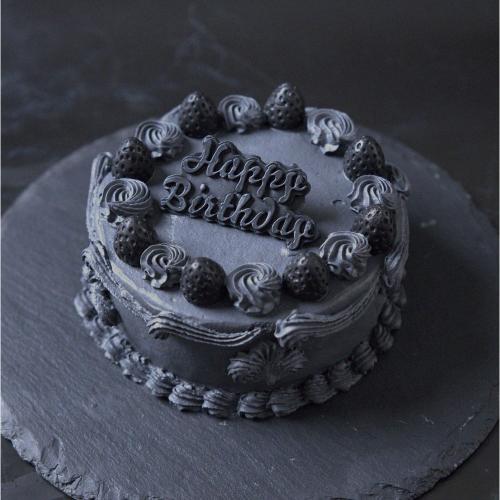 BLVCK CROWN CAKE 漆黒のショートケーキ 4号（竹炭スポンジ×ブラック生クリーム×苺）バースデーチョコ付