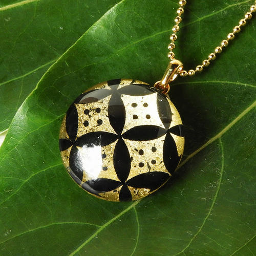 ＜輪島 スザーン・ロス＞漆×金箔 ペンダント七宝