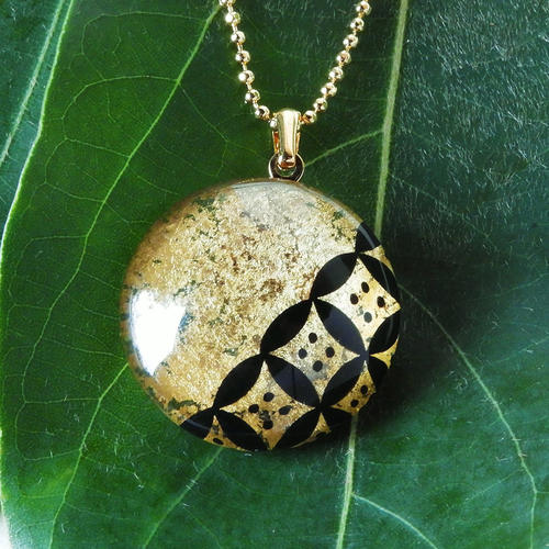 ＜輪島 スザーン・ロス＞漆×金箔 ペンダント七宝ハーフ