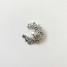 月型ブローチ