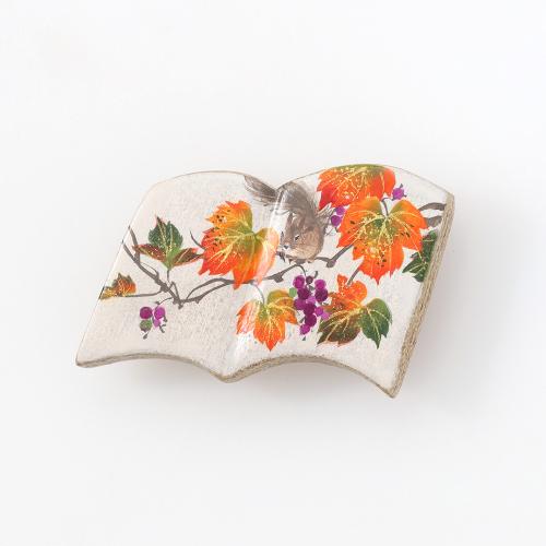 ＜絵付けこあん＞帯留（十月　野ぶどうとリス）