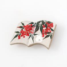 ＜絵付けこあん＞帯留（十二月　南天とうさぎ）