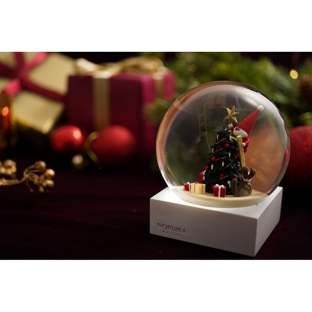 スノードーム 飾りつけをするサンタとイヌ