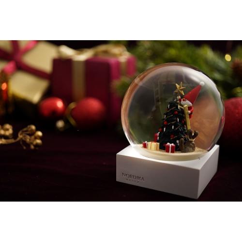 スノードーム 飾りつけをするサンタとイヌ