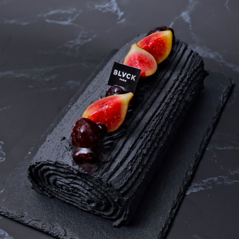【クリスマス】黒の余韻を纏う、キャラメルと洋梨のブッシュ・ド・ノエル「BUCHE POIRE」