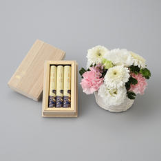 生花(アレンジメント)供花「メモリー」+線香「沈水(じんすい) 清閑(せいかん)」