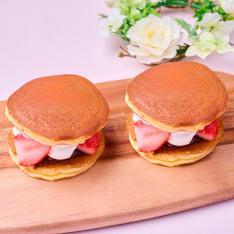 永久堂のフルーツ生どら（いちご）（餡＆ホイップクリーム）